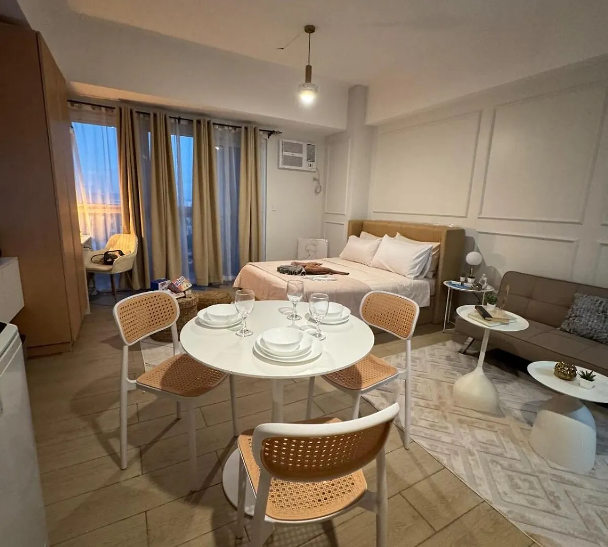 Apartment Spacious Staycation With Venice Grand Canal View Manila