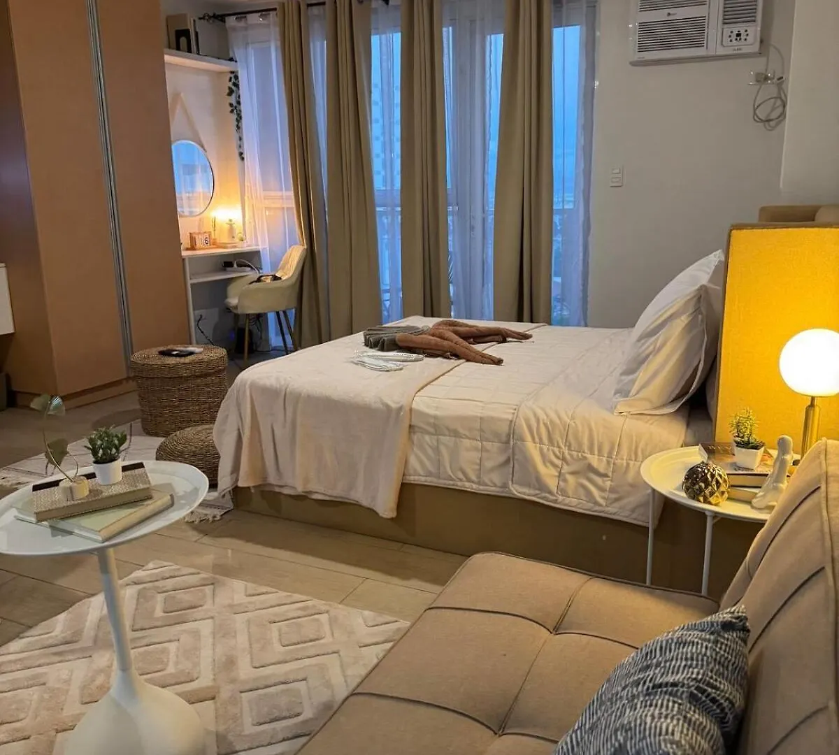 Spacious Staycation With Venice Grand Canal View Manila Philippines